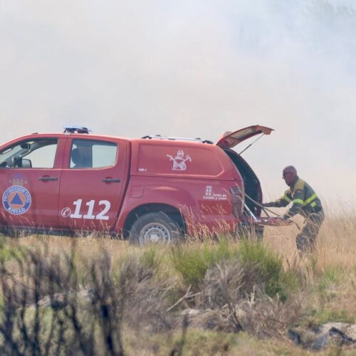 DIRECTO | El cambio de viento amenaza con reactivar el incendio de Murias de Ponjos hacia Rosales y Folloso