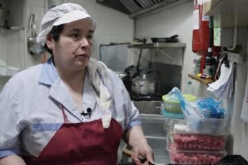 María, dueña de un restaurante: «Vendo 40 menús al día por 12 euros cada uno, a final de mes solo gano 1.500 euros»