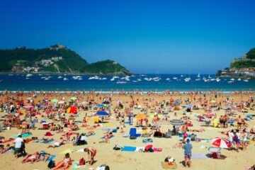 Entró en vigor: ayuntamientos ya multan con hasta 750 euros por poner música en la playa con altavoces a volumen alto