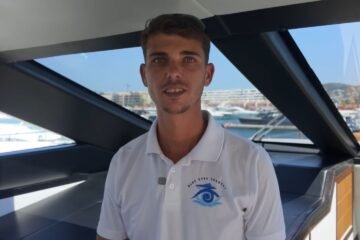 José (29) vive en una furgoneta y es capitán de yate en Ibiza: «Si se te va la mitad del sueldo en un alquiler, no merece la pena»