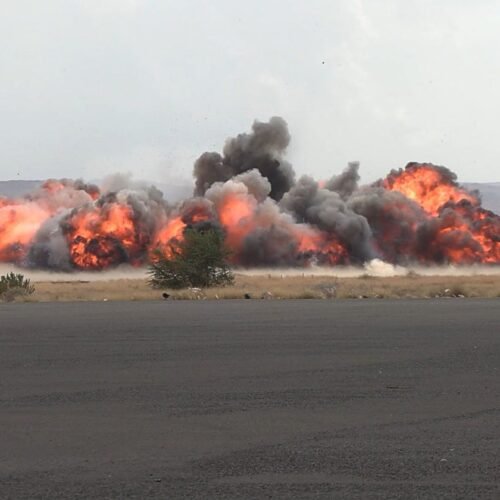 El Gobierno de Yemen ataca el aeropuerto de Saná para evitar el aterrizaje de un avión iraní