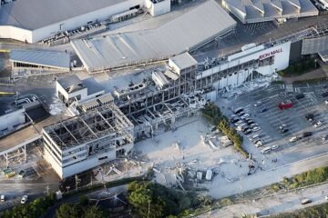 Numerosas personas atrapadas en un centro comercial colapsado tras el terremoto de Japón