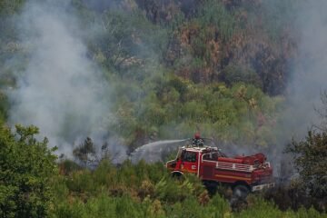 Los bomberos frenan el macroincendio pese al aumento de las temperaturas en el suroeste de Francia