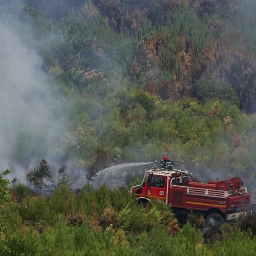 Los bomberos frenan el macroincendio pese al aumento de las temperaturas en el suroeste de Francia