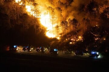 Una calcinada Gironda lucha contra las altas temperaturas para evitar que empeore el megaincendio de Francia