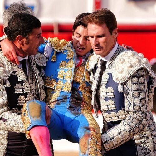 Preocupante cornada al salmantino Marco Pérez en Santander