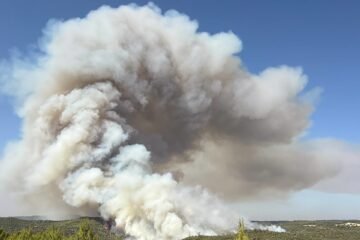 Los bomberos extinguen el incendio en Cunit (Tarragona) pero continúan trabajando en el de Rubió (Barcelona)