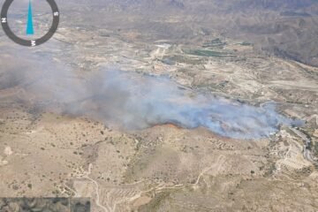 Más de 200 bomberos luchan contra dos incendios en Almería y Málaga