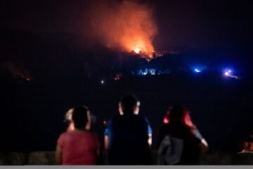 Última hora de los incendios forestales, en directo | Más de 115.000 evacuados por los incendios de Madrid, Ávila y Castellón