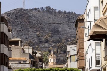 El fuego que afecta al parque natural de la Sierra de Espadán de Castellón  continúa vivo al sexto día de su inicio
