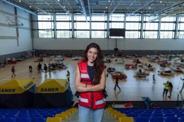 Más allá de las cenizas: los psicólogos llegan a los pabellones de evacuados para aliviar las heridas invisibles del incendio