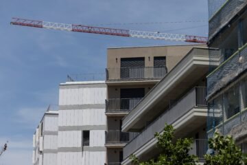 Salvador Illa anuncia una ley para reducir la burocracia urbanística y dar licencias en un mes