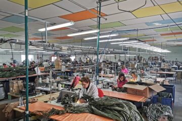 El pueblo extremeño de 300 habitantes donde se cosen los paracaídas militares de media Europa