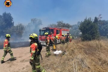 Hallado un hombre muerto en el incendio de un barranco de Manises (Valencia)