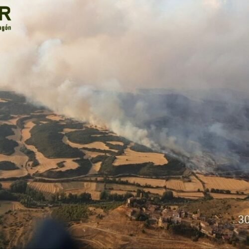 Última hora de los incendios forestales, en directo | El incendio de Orés (Zaragoza) amenaza el casco urbano de Luesia: “Está llegando el fuego allí”