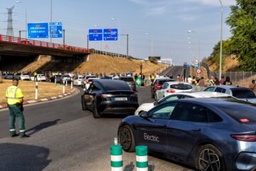 Largas caminatas, retenciones y sin transporte público: el arranque del Mad Cool confirma los temores de Villaverde y Getafe