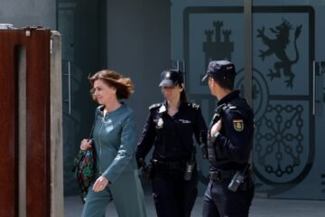 El juez Piña ordena localizar “indicios de criminalidad” en las conversaciones de Cospedal con Villarejo
