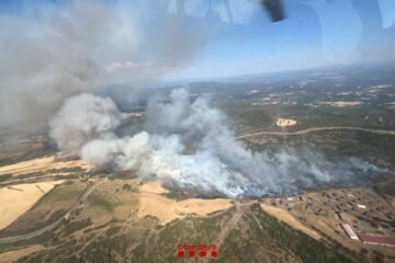 Un fuego descontrolado en Sentmenat (Barcelona) fuerza el confinamiento de siete urbanizaciones