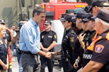 Última hora de los incendios forestales en España, en directo | Los equipos de extinción trabajan contra reloj en el incendio de Madrid antes de la llegada de otra ola de calor