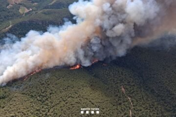 Un nuevo incendio en Aiguamúrcia obliga a confinar varios núcleos de población