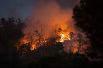 El fuego de Les Gavarres alcanza casas de una urbanización de Calonge, en la Costa Brava