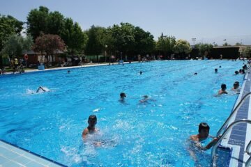 Muere un hombre mientras se bañaba en la piscina municipal de Albolote