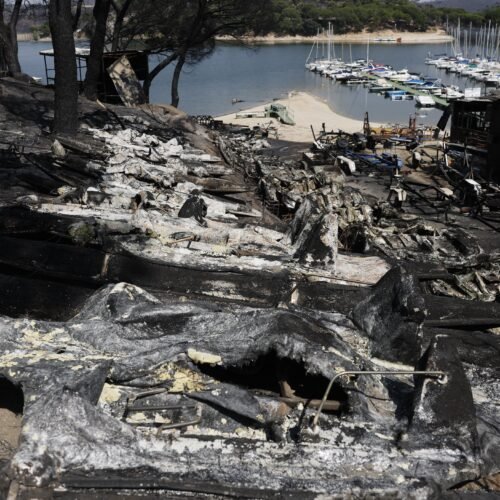 Ceniza, barcos calcinados y agua negra en el Pantano de San Juan tras el paso de las llamas