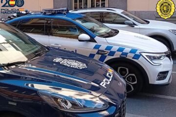 Arrastran a una mujer para robarle el bolso, agreden a los policías y huyen a la carrera al ser detenidos