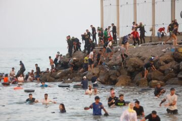 Ceuta, invadida por miles de magrebíes: «Lo hemos conseguido, el mar me ha sonreído»