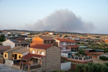 Última hora de los incendios forestales, en directo | Perimetrado el incendio de Almorox (Toledo) tras quemar unas 1.000 hectáreas