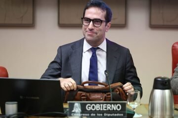 El Ejecutivo se acomoda en Caixabank pese a deber aún 7.300 millones a la UE del rescate de 2012