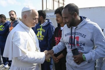 León XIV reza ante la tumba de un bebé inmigrante en Lampedusa y pide a Europa «pensar de otra manera»