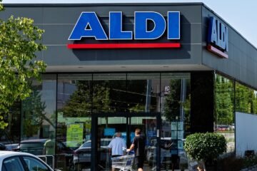 Aldi tiene el zapatero con 4 baldas más barato del verano: tiene capacidad para 8 pares por solo 3,99 euros