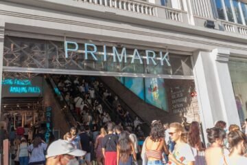 Colas kilométricas en Primark para comprar la maleta más barata: 4 colores diferentes por 19 euros