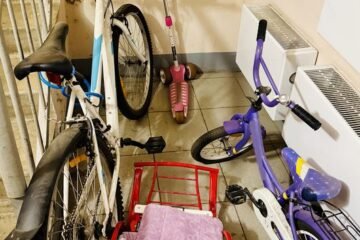 Confirmado por la ley: no se pueden dejar patinetes y bicicletas en los portales y rellanos de un edificio