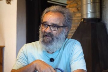 Tomás dejó la ciudad por un pueblo abandonado: «Es fácil vivir aquí con un subsidio de 480 €, no hay donde gastarlo»