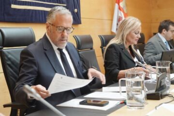 El plan de desregulación de Vox llega a Castilla y León: prioridad nacional, ventanilla única y fin a la cita previa