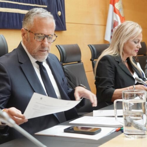 El plan de desregulación de Vox llega a Castilla y León: prioridad nacional, ventanilla única y fin a la cita previa