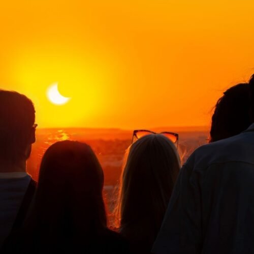 CyL vive la fiebre mundial por el eclipse: lleno en hoteles, carreteras y aeropuertos, en plena alerta por calor extremo