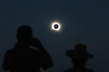 Mañueco, entusiasmado con el eclipse vivido en Castilla y León: “Un día para recordar con imágenes espectaculares”