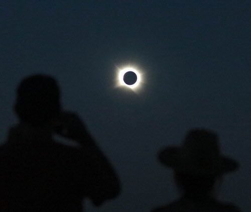Mañueco, entusiasmado con el eclipse vivido en Castilla y León: “Un día para recordar con imágenes espectaculares”