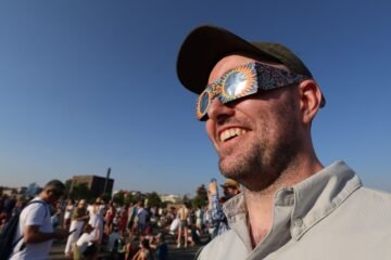 Fran vio el eclipse solar total en Castellón: “Pensaba que iba a ser algo normalito y se me puso la piel de gallina”