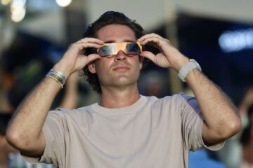 Es oficial: «Si te quedas ciego después de ver el eclipse mientras trabajas, se podría considerar accidente laboral»