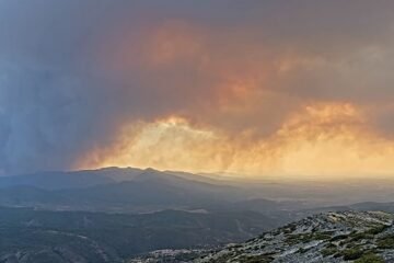 Medios de Castilla y León luchan contra el fuego en el incendio de Cáceres, a tres kilómetros de Salamanca