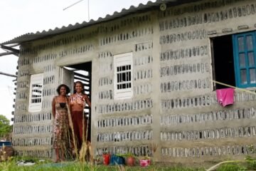 Reciclaron 8.000 botellas para construir una casa: 5 años después tienen una vivienda de 7 habitaciones