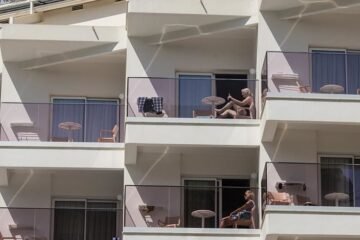 El turismo de hotel expulsa a la clase media: el precio por noche en la Costa del Sol, Guipúzcoa o Menorca supera los 200 euros