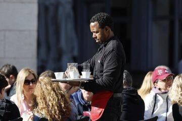 España registra récord de vacantes sin cubrir con más de cuatro millones de demandantes de empleo