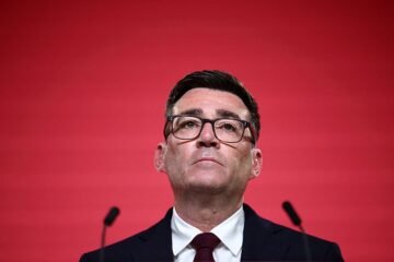 Andy Burnham intercambió mensajes con alguien que se hizo pasar por la jefa de gabinete de Trump