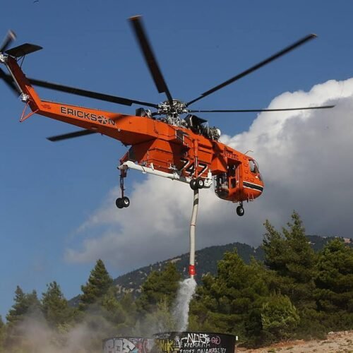 Mueren dos pilotos tras chocar dos helicópteros mientras sofocaban un incendio en Grecia