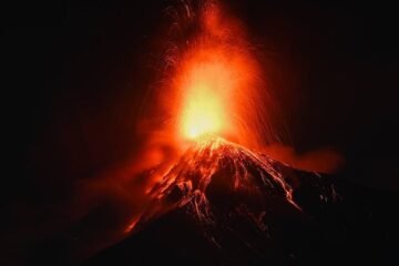 Evacúan a dos aldeas por una potente erupción del volcán de Fuego en Guatemala